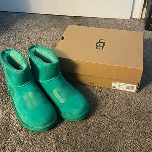 UGG Classic logo mini